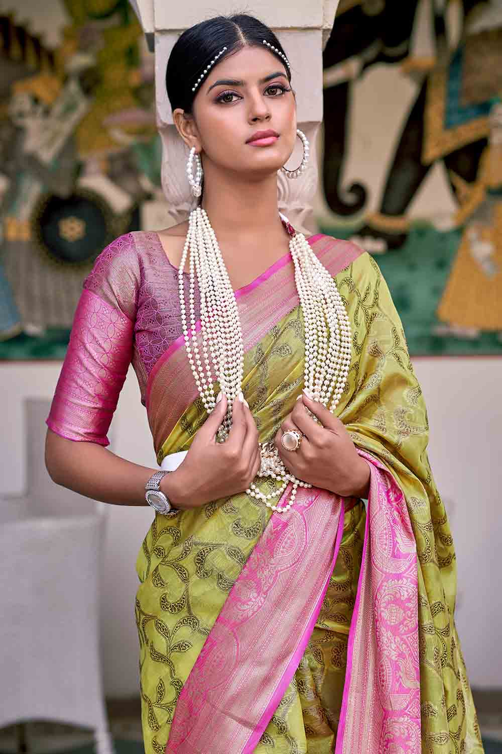Green Handloom Pure Katan Silk Banarasi Saree With Pink Kadhiyal Borde –  WeaverStory